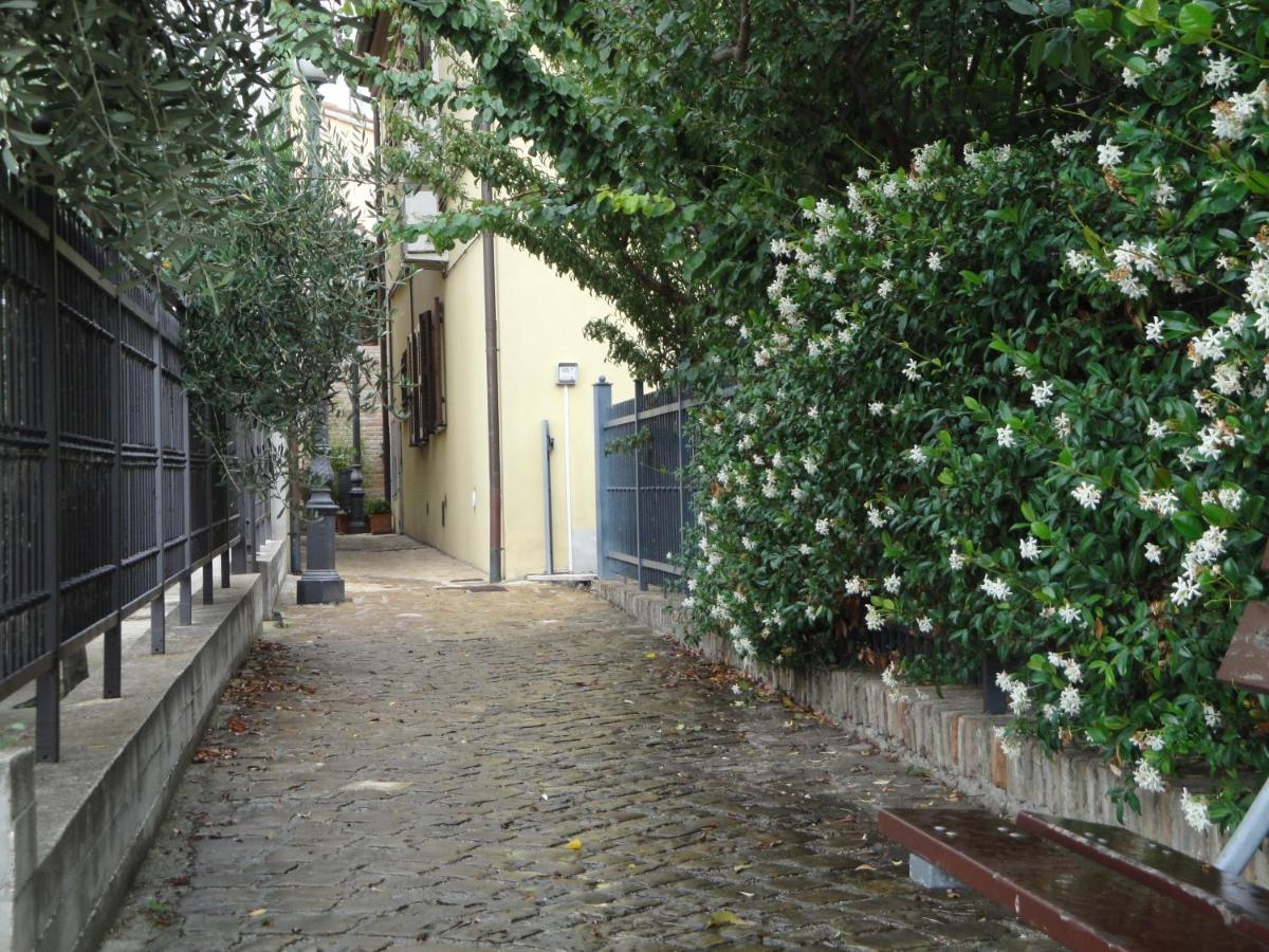 Al Castello Hotel Tavullia Bagian luar foto
